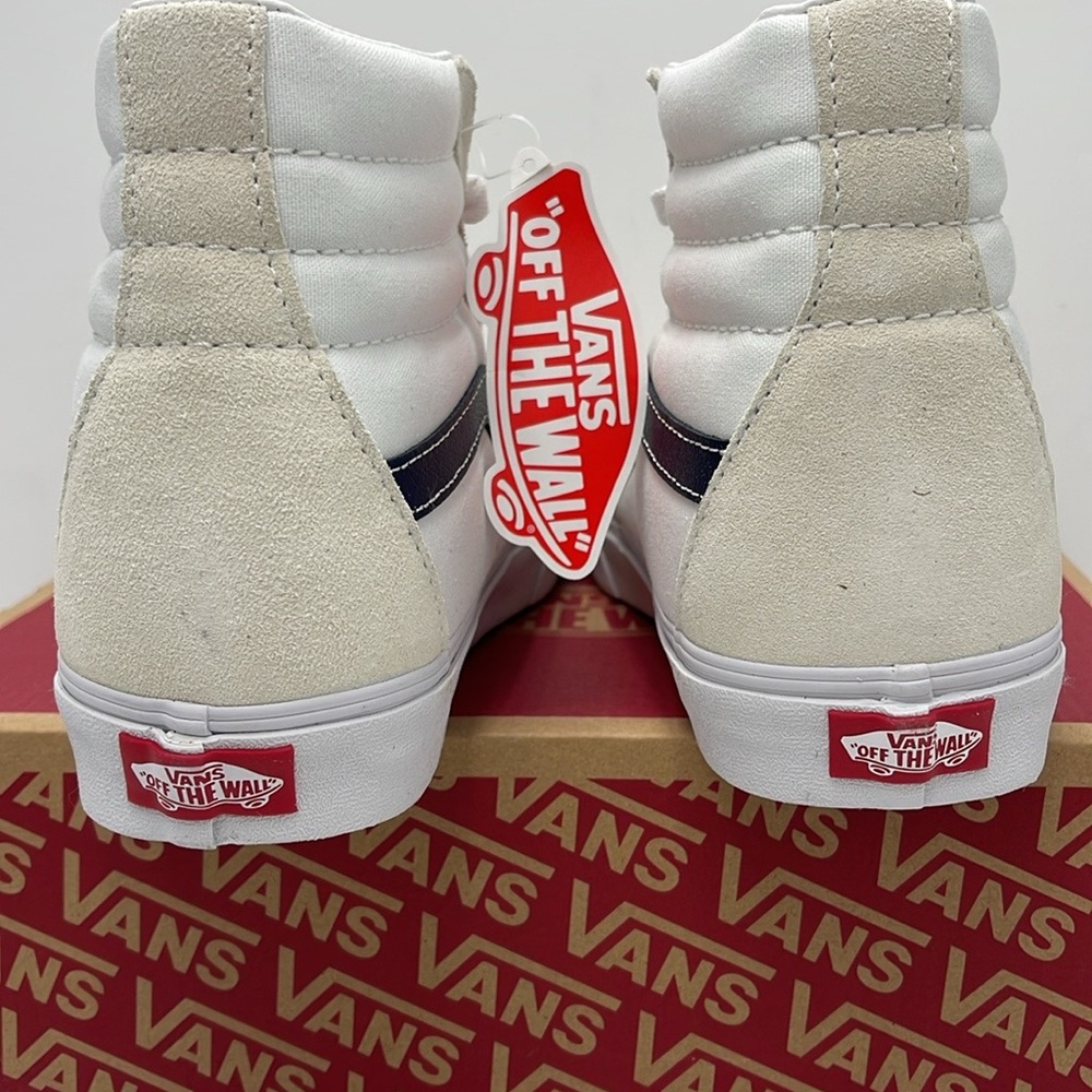 Vans WMNS Sk8-Hi (Classic Sport) Dress Blue
VN0A32QG9YG
White High-Top Sneakers - Picture 11 of 16